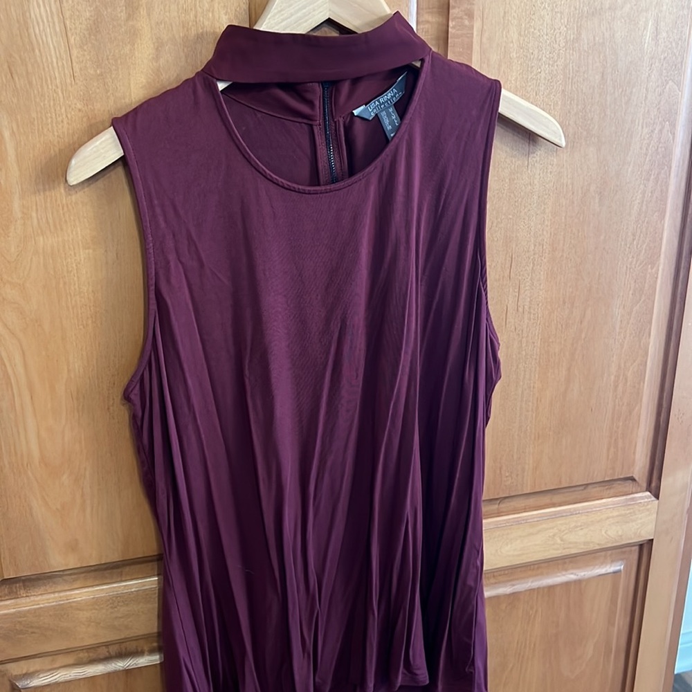 Sleeveless top with banded collar neck